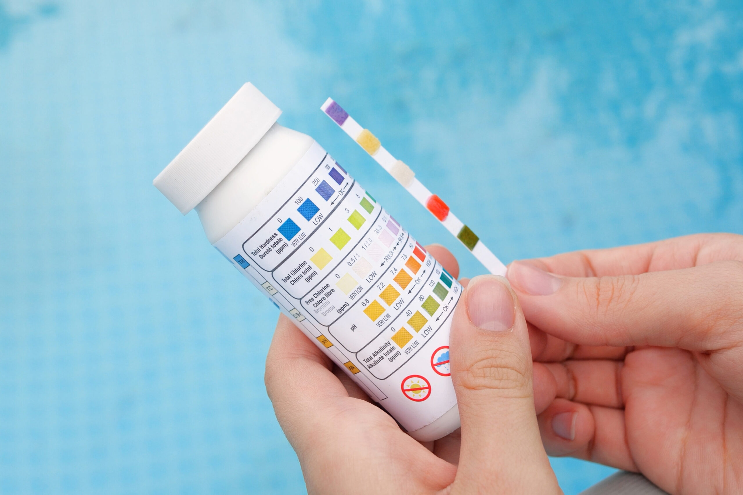 Analysis of the PH and chlorine of the water in a swimming pool in Summer. Check quality of water with test strip, comparing results.